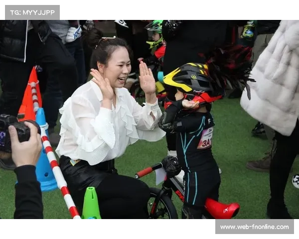 儿童平衡车赛小选手显童真,家长观众加油鼓劲