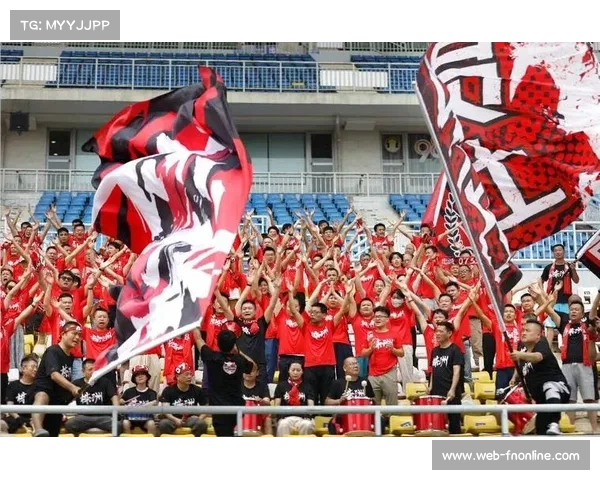 球迷创意助威道具流行，巨型泳圈成看台风景